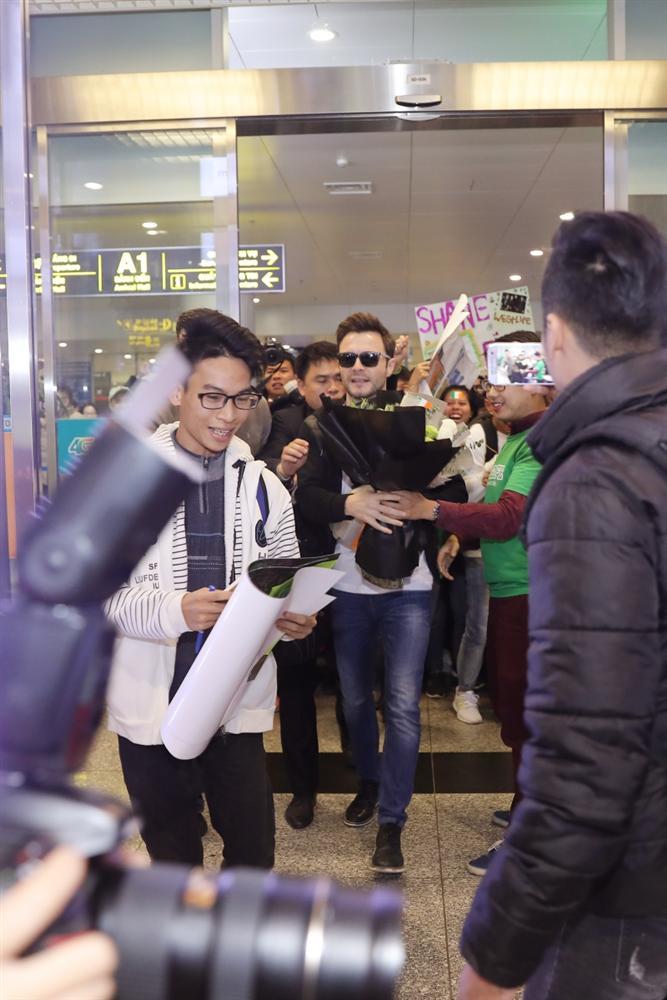 Fan Việt chịu đựng gió lạnh 10 độ trong nhiều giờ để đón Shane Filan-6