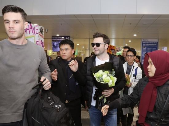 Fan Việt chịu đựng gió lạnh 10 độ trong nhiều giờ để đón Shane Filan