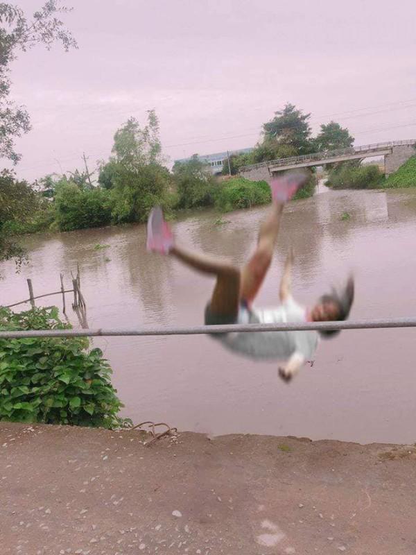 Mải miết tạo dáng chụp hình, sau vài giây cô gái trẻ đã vô tình lộn cổ xuống sông-2