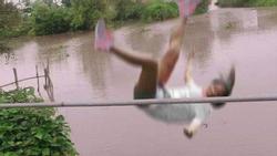 Mải miết tạo dáng chụp hình, sau vài giây cô gái trẻ đã vô tình 'lộn cổ' xuống sông