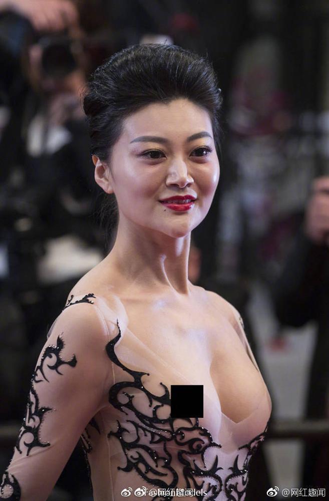 Đỏ mặt với loạt váy quá táo bạo trên thảm đỏ của sao châu Á 2018-3