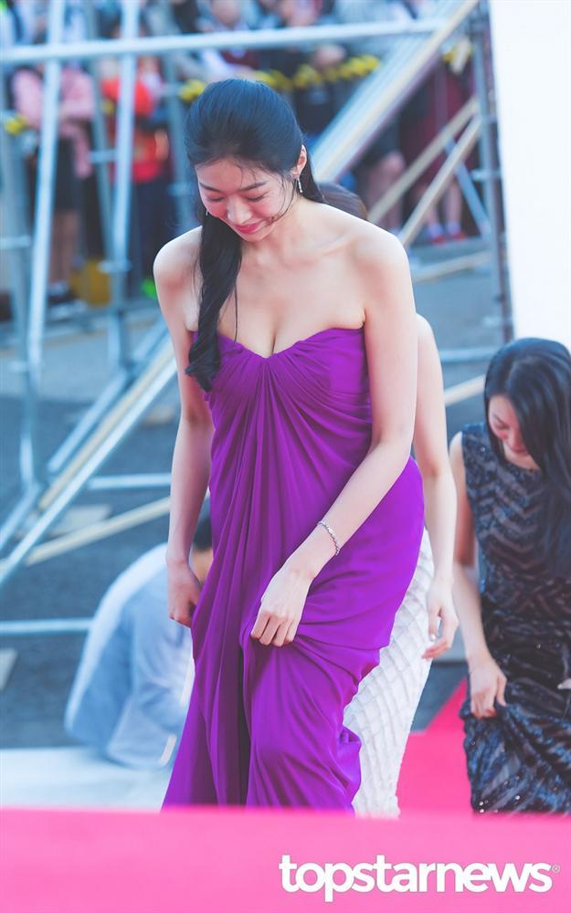 Đỏ mặt với loạt váy quá táo bạo trên thảm đỏ của sao châu Á 2018-6