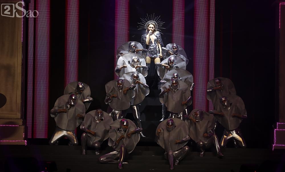 Vừa nhảy vừa hát mà không hụt hơi, Chi Pu bị dân mạng nghi ngờ hát nhép trên truyền hình-6