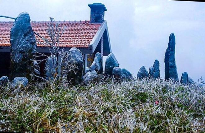 Giới trẻ không ngại giá rét check-in băng tuyết ở Mẫu Sơn-1