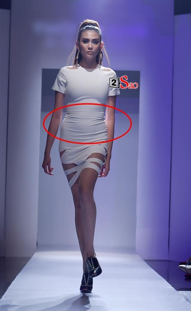Làm giám khảo chọn người mẫu tại Vietnams Next Top Model mà Võ Hoàng Yến để lộ rõ từng tầng mỡ bụng-7
