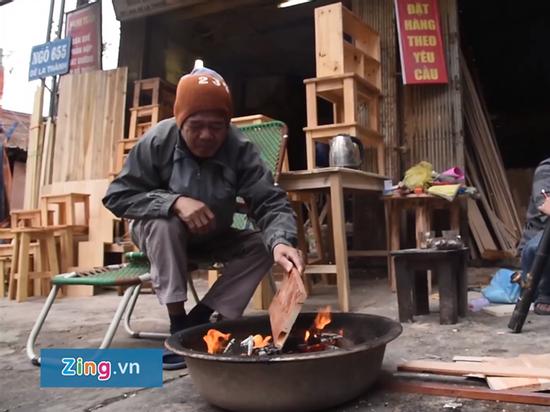 Người Hà Nội đốt lửa sưởi ấm trong ngày làm việc cuối năm