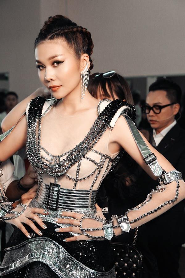 Thanh Hằng được chăm chút như nữ hoàng trước giờ lên sàn đấu chung kết The Face 2018-7