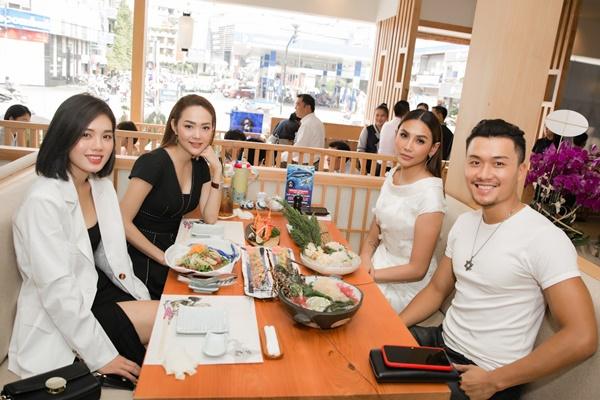 Chung kết The Face vừa hạ màn, Võ Hoàng Yến - Minh Hằng đánh lẻ ăn uống thể hiện tình chị ngả em nâng-11