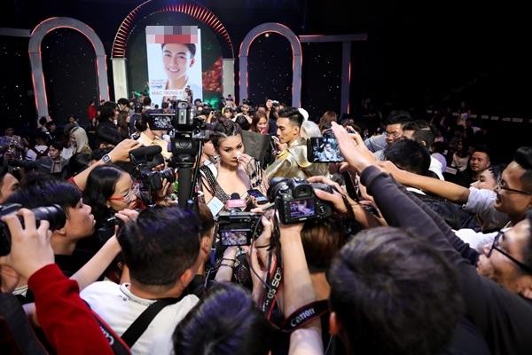 Thanh Hằng được chăm chút như nữ hoàng trước giờ lên sàn đấu chung kết The Face 2018-1