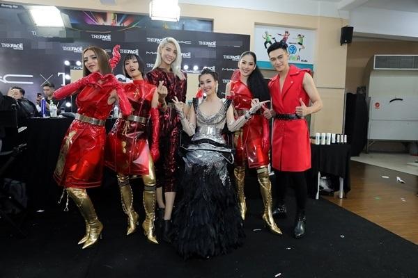 Thanh Hằng được chăm chút như nữ hoàng trước giờ lên sàn đấu chung kết The Face 2018-10