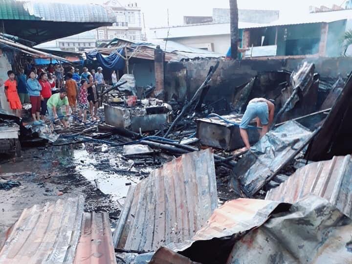 Hà Nội: Phát hiện hơn 10 tấn bánh kẹo không rõ nguồn gốc chuẩn bị được đem bán cho học sinh tại các cổng trường-4