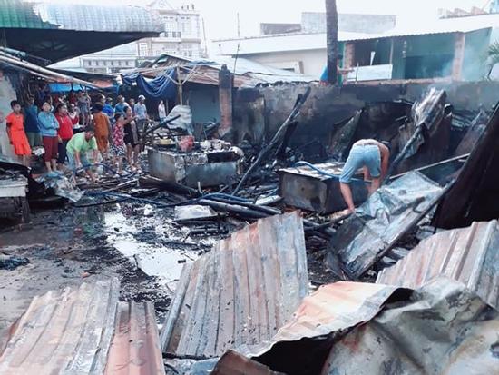 Cháy nhiều sạp hàng hóa ở chợ Lộc Giang chưa rõ nguyên nhân