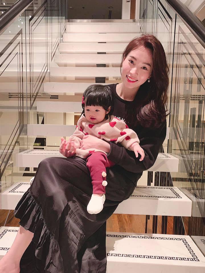 Khoe tổ ấm đẹp như mơ, hoa hậu Đặng Thu Thảo háo hức khi ái nữ được đón năm mới đầu tiên trong đời-2