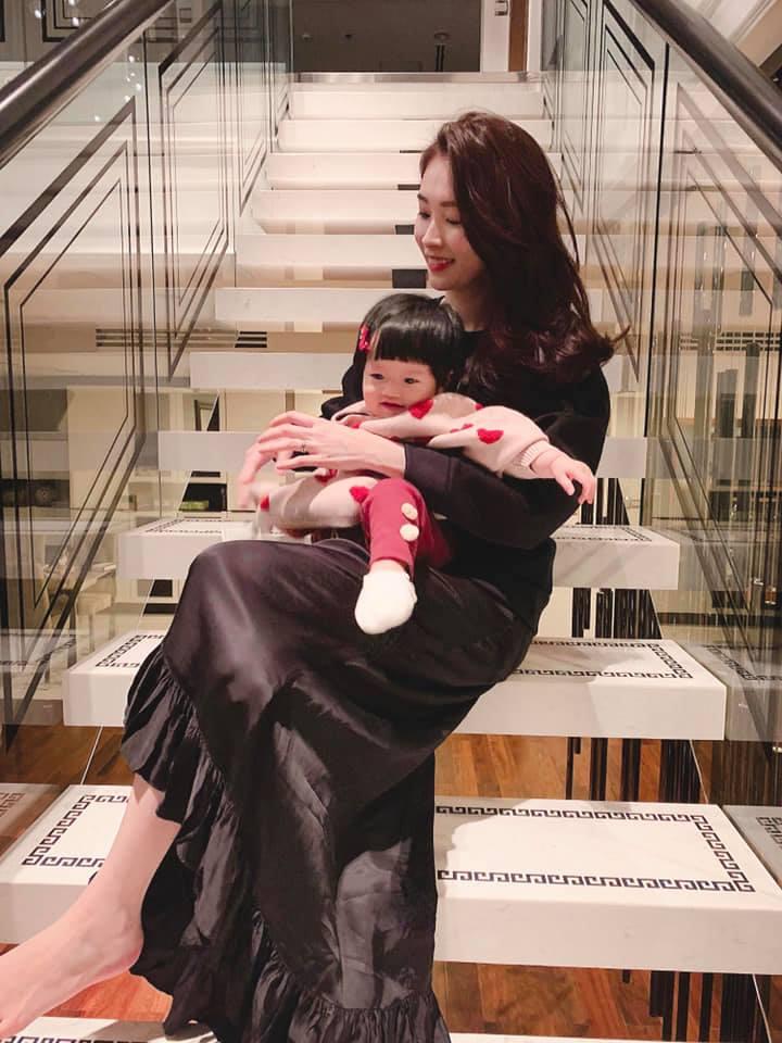 Khoe tổ ấm đẹp như mơ, hoa hậu Đặng Thu Thảo háo hức khi ái nữ được đón năm mới đầu tiên trong đời-3