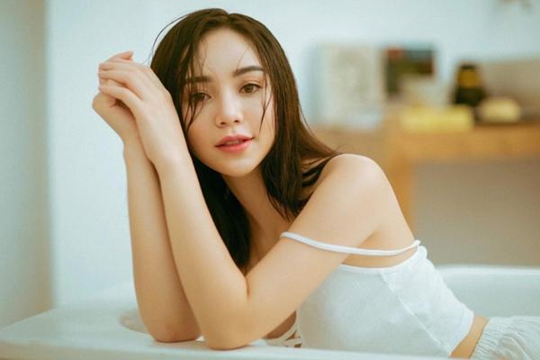 Từ nhỏ cô đã hâm mộ và thích xem phim hài dân gian của đạo diễn Phạm Đông Hồng. Khi trưởng thành được đóng phim của ông là một niềm vinh dự lớn với người đẹp.