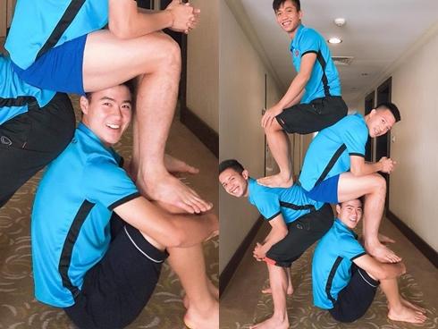 Cầu thủ tuyển Việt Nam rủ nhau chơi xếp hình, nhìn xuống Duy Mạnh fans chỉ thấy tội cho chàng trai ấy