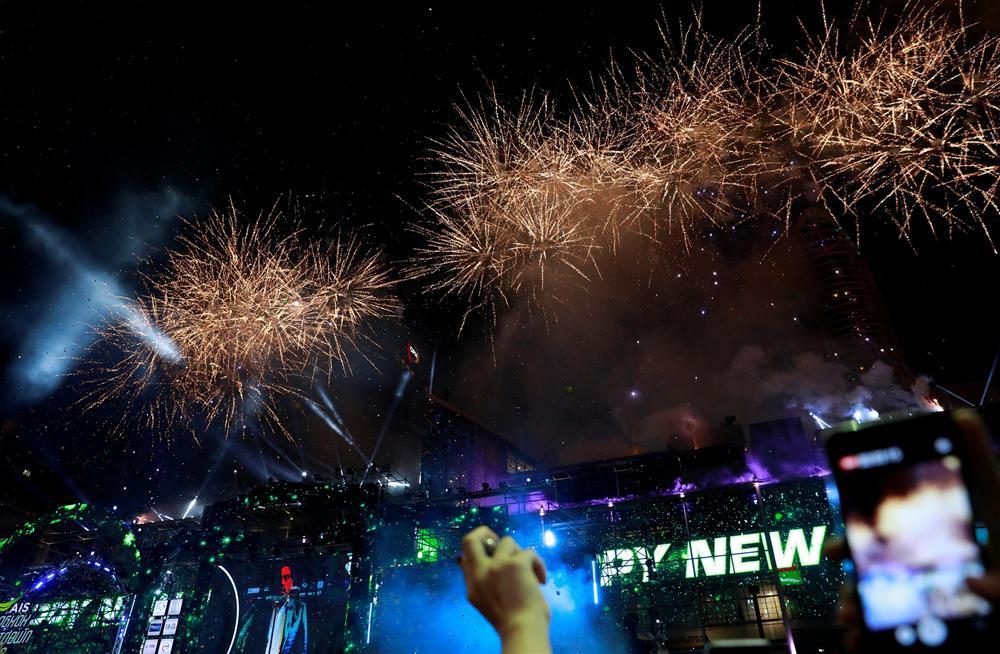 Đại tiệc pháo hoa trên bầu trời châu Á chào đón năm mới 2019-12