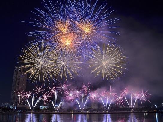 Đại tiệc pháo hoa trên bầu trời châu Á chào đón năm mới 2019