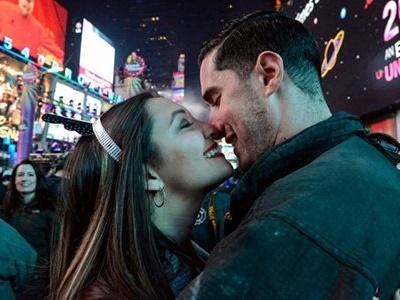 Ý nghĩa tuyệt vời của nụ hôn trong khoảnh khắc giao thừa ở phương Tây