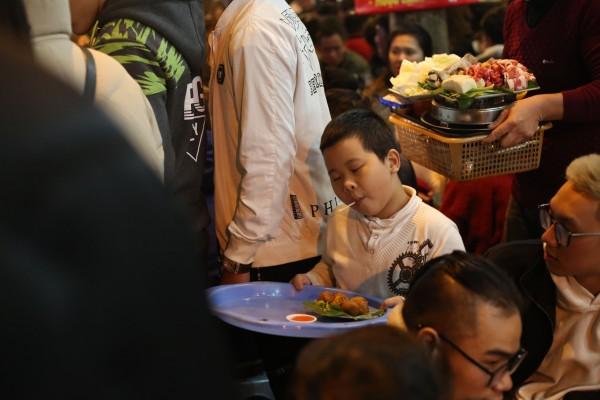 Xúc động cảnh mưu sinh đêm cuối năm: Cậu bé phụ bố dọn hàng, chú xích lô vẫn miệt mài đợi khách-1