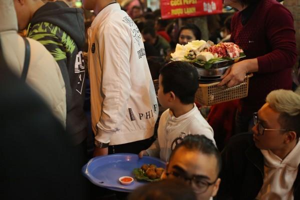 Xúc động cảnh mưu sinh đêm cuối năm: Cậu bé phụ bố dọn hàng, chú xích lô vẫn miệt mài đợi khách-2