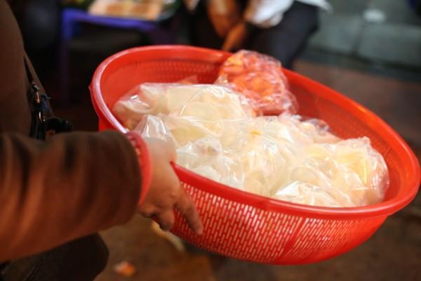 Xúc động cảnh mưu sinh đêm cuối năm: Cậu bé phụ bố dọn hàng, chú xích lô vẫn miệt mài đợi khách-3