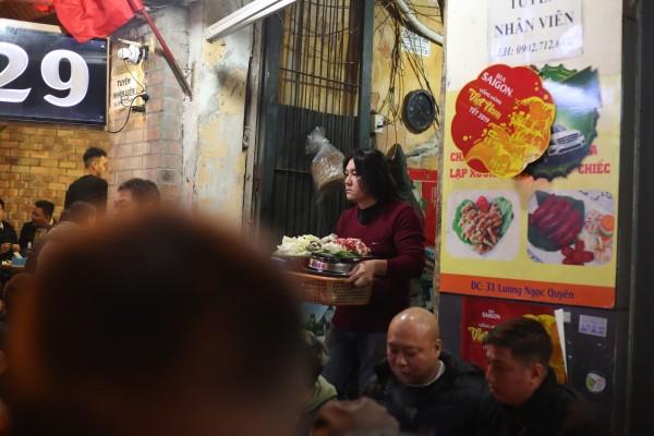 Xúc động cảnh mưu sinh đêm cuối năm: Cậu bé phụ bố dọn hàng, chú xích lô vẫn miệt mài đợi khách-4