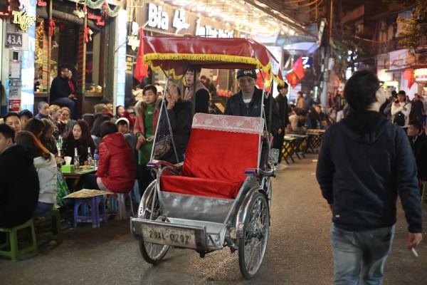 Xúc động cảnh mưu sinh đêm cuối năm: Cậu bé phụ bố dọn hàng, chú xích lô vẫn miệt mài đợi khách-5