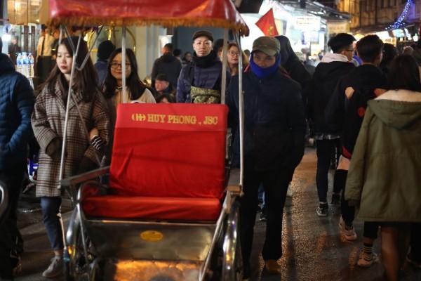 Xúc động cảnh mưu sinh đêm cuối năm: Cậu bé phụ bố dọn hàng, chú xích lô vẫn miệt mài đợi khách-6