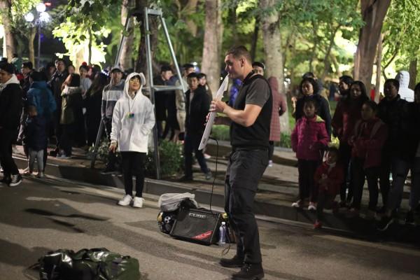 Xúc động cảnh mưu sinh đêm cuối năm: Cậu bé phụ bố dọn hàng, chú xích lô vẫn miệt mài đợi khách-7