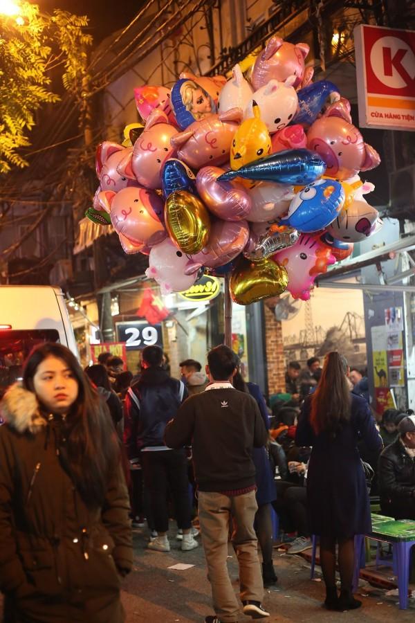 Xúc động cảnh mưu sinh đêm cuối năm: Cậu bé phụ bố dọn hàng, chú xích lô vẫn miệt mài đợi khách-8