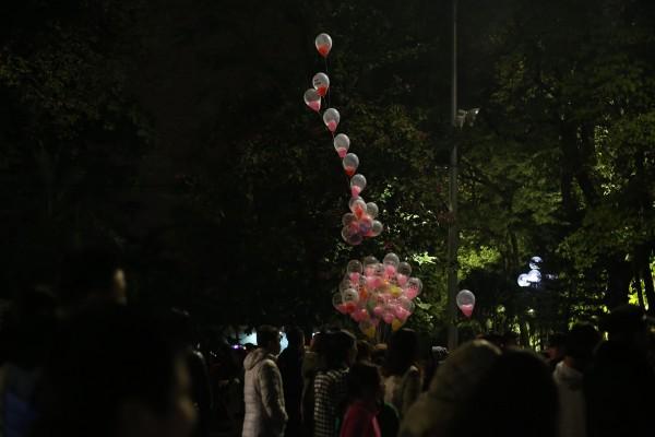 Xúc động cảnh mưu sinh đêm cuối năm: Cậu bé phụ bố dọn hàng, chú xích lô vẫn miệt mài đợi khách-10