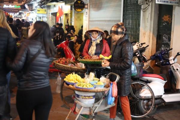 Xúc động cảnh mưu sinh đêm cuối năm: Cậu bé phụ bố dọn hàng, chú xích lô vẫn miệt mài đợi khách-11