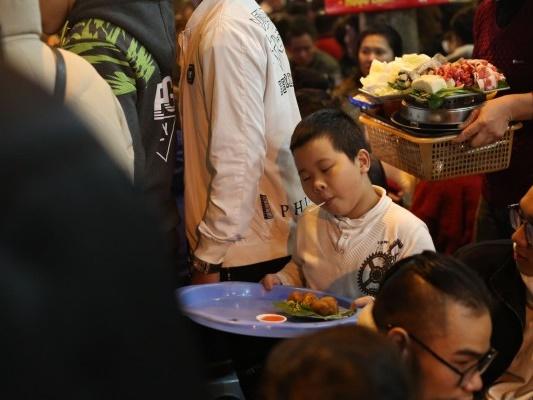 Xúc động cảnh mưu sinh đêm cuối năm: Cậu bé phụ bố dọn hàng, chú xích lô vẫn miệt mài đợi khách