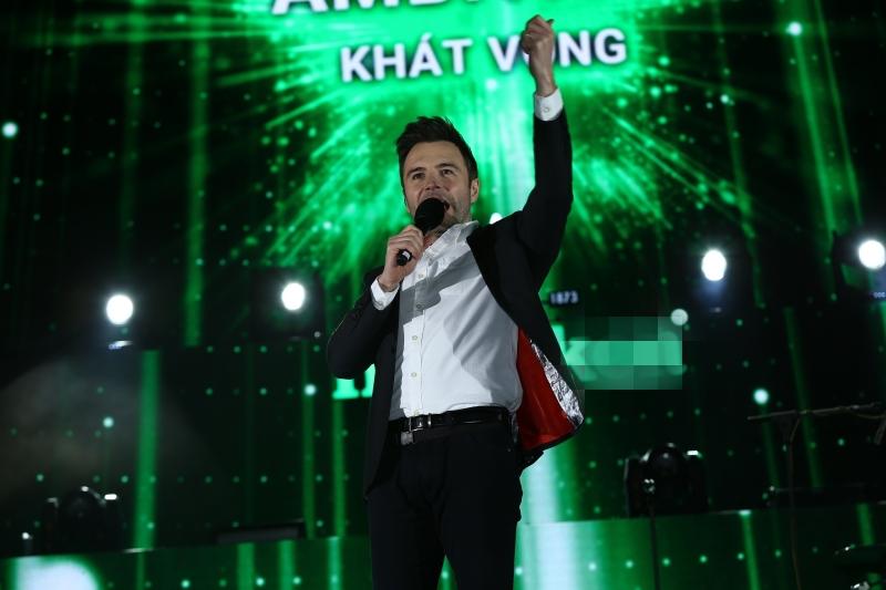 Đang hát hăng say, Tuấn Hưng đột ngột đau bụng dữ dội xin phép rời sân khấu-5