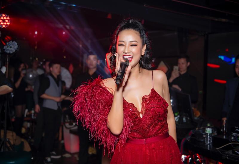 Trời rét căm căm, Maya diện đồ cắt xẻ táo bạo khoe 3 vòng bốc lửa-4