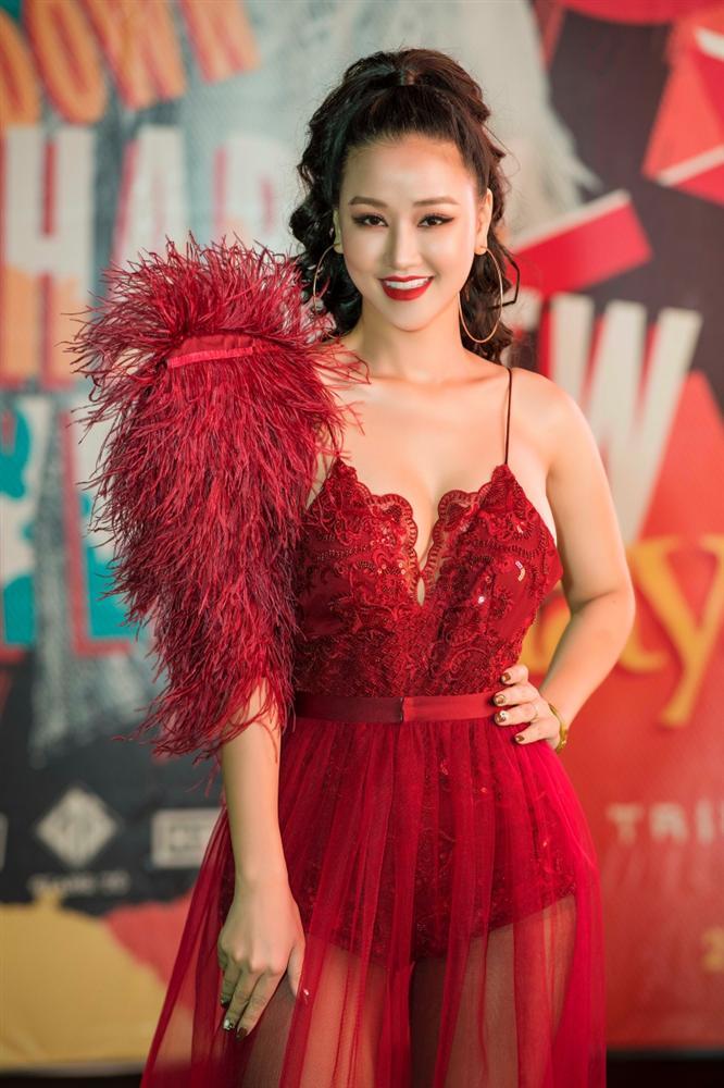 Trời rét căm căm, Maya diện đồ cắt xẻ táo bạo khoe 3 vòng bốc lửa-7