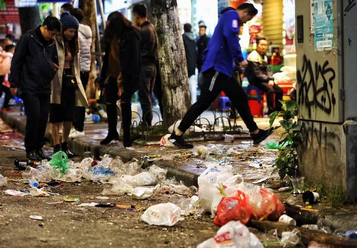 Hà Nội, Tp. Hồ Chí Minh ngập rác trong đêm giao thừa 2019-1