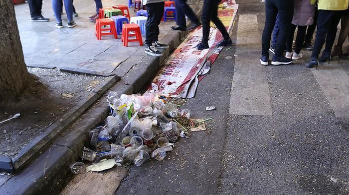 Hà Nội, Tp. Hồ Chí Minh ngập rác trong đêm giao thừa 2019-5