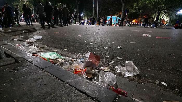 Hà Nội, Tp. Hồ Chí Minh ngập rác trong đêm giao thừa 2019-6