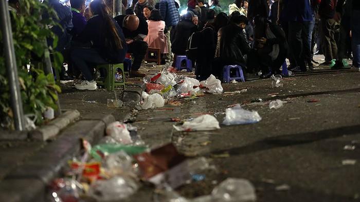 Hà Nội, Tp. Hồ Chí Minh ngập rác trong đêm giao thừa 2019-7