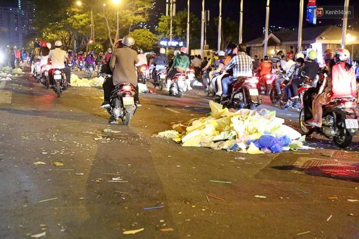 Hà Nội, Tp. Hồ Chí Minh ngập rác trong đêm giao thừa 2019-8