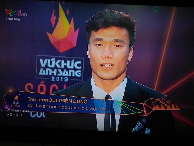 Khổ như Tiến Dũng ngày đầu năm: Bị biến thành Thiến Dũng trên sóng trực tiếp-1