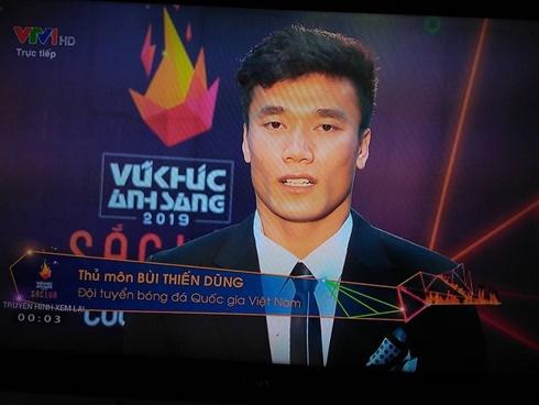 Khổ như Tiến Dũng ngày đầu năm: Bị biến thành 'Thiến Dũng' trên sóng trực tiếp
