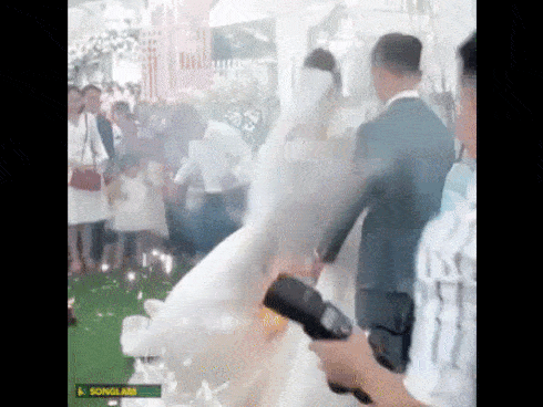 Clip: Cô dâu đang tiến vào sân khấu, váy cưới bất ngờ bốc cháy khiến người chứng kiến được phen thót tim