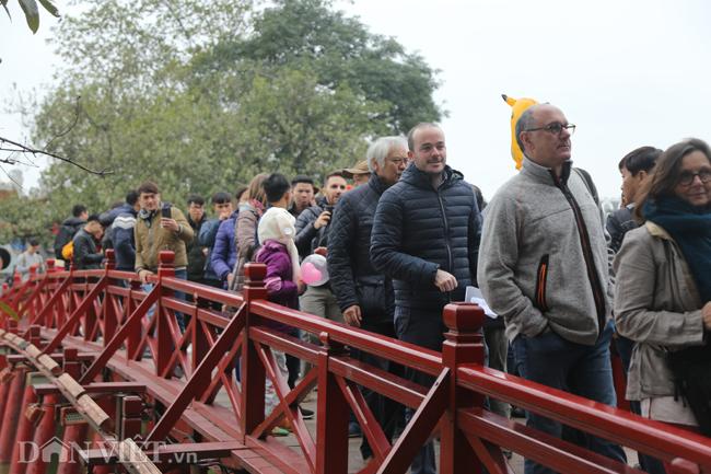 Ảnh: Hà Nội rộn ràng Tết dương lịch, du khách đông đúc cả ngày-6