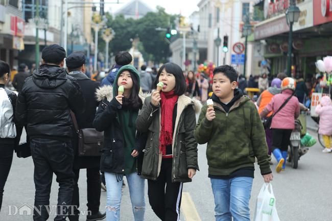Ảnh: Hà Nội rộn ràng Tết dương lịch, du khách đông đúc cả ngày-10