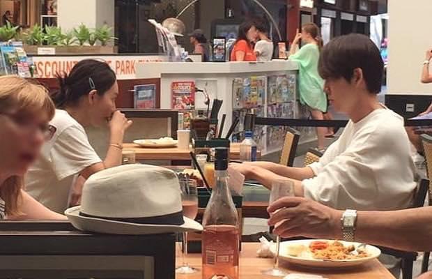 Kim Woo Bin tình tứ nắm tay bạn gái đi dạo sau thời gian dài điều trị ung thư-2