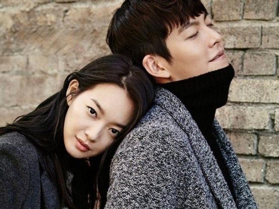Kim Woo Bin tình tứ nắm tay bạn gái đi dạo sau thời gian dài điều trị ung thư