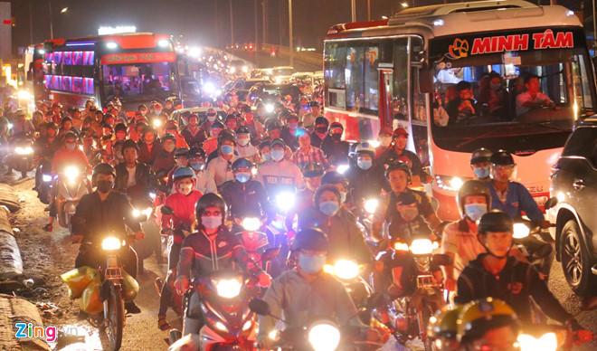 Người dân trở lại thành phố sau lễ, cửa ngõ phía tây Sài Gòn ùn tắc-1